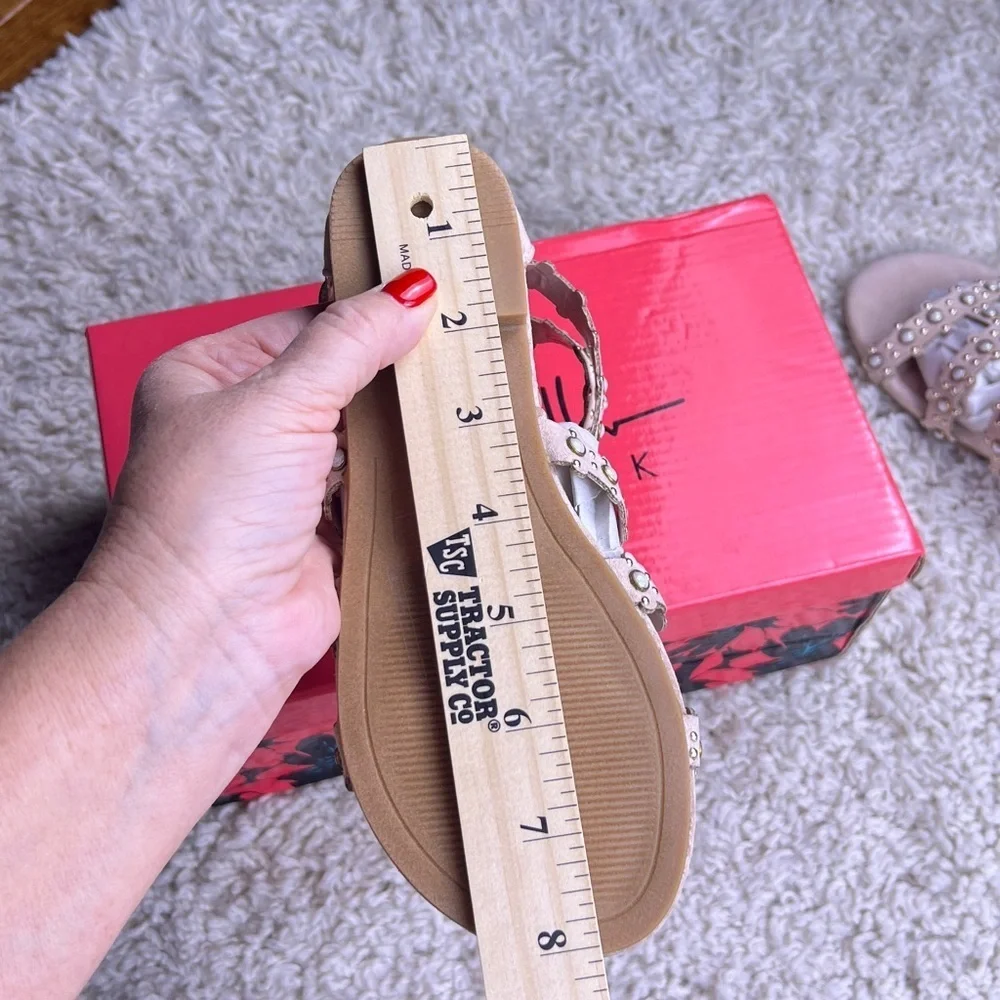 BIG GIRLS NICOLE MILLER “CINDY” SANDAL BEIGE SZ 2 NIB
